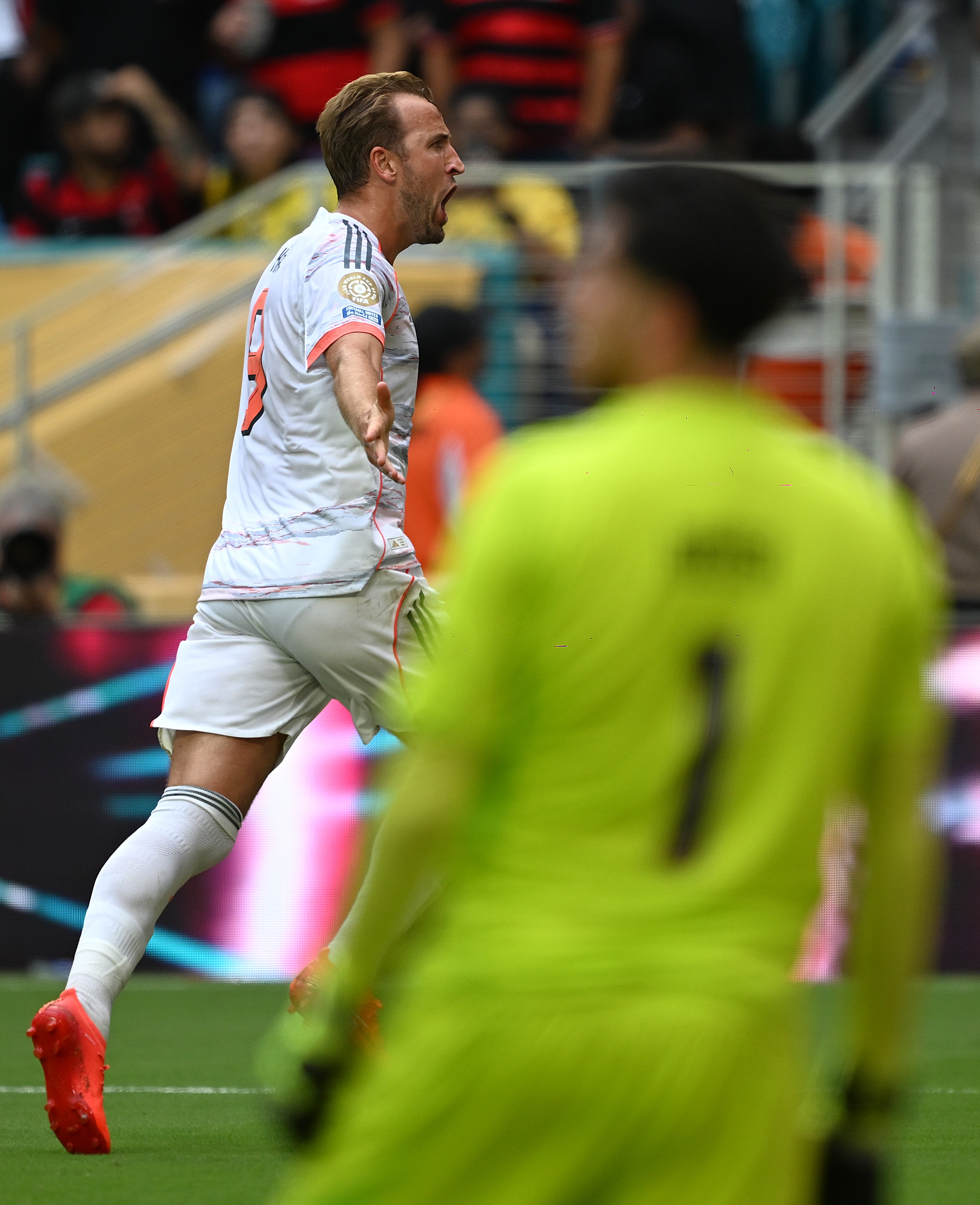 包含拜仁慕尼黑遭受劲敌阻击，欧冠决赛前景岌岌可危的词条