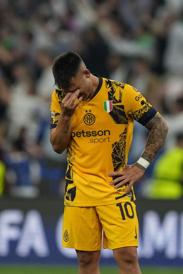 包含拜仁慕尼黑遭受劲敌阻击，欧冠决赛前景岌岌可危的词条